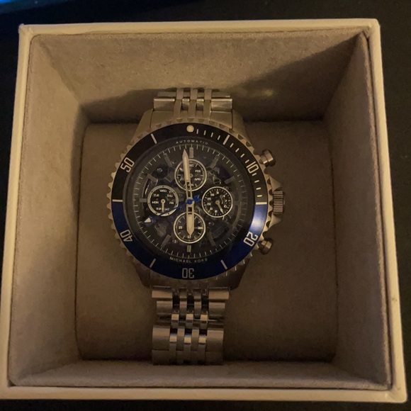 Michael Kors Men’s Bayville automatic silver tone stainless steel watch - Picture 2 of 3